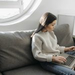 Acheter un canapé 3 places droit en ligne : pièges à éviter et conseils pratiques