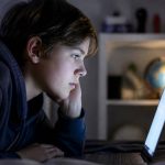 Vérification d’âge sur le web : comment l’Europe veut protéger les mineurs sans casser la vie privée — et pourquoi tout le monde s’inquiète