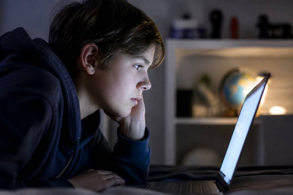 Vérification d’âge sur le web : comment l’Europe veut protéger les mineurs sans casser la vie privée — et pourquoi tout le monde s’inquiète
