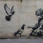 Banksy et ses pigeons : décryptage d’une œuvre emblématique du street art