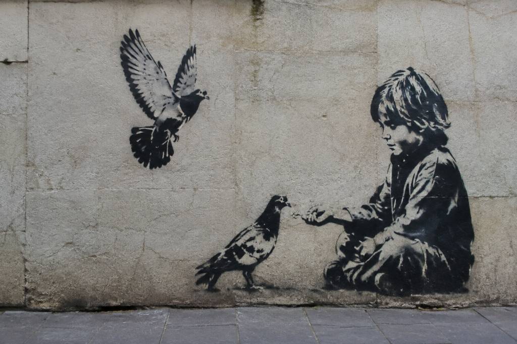 Banksy et ses pigeons : décryptage d’une œuvre emblématique du street art